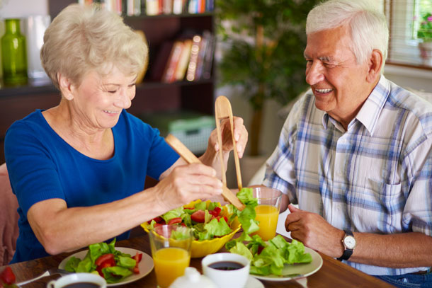 personas mayores comiendo ensalada